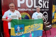 Srebrni medaliści z flagą Siemianowic Śląskich