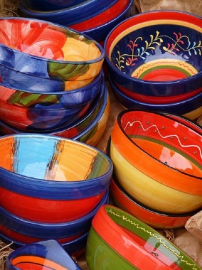 Zdjęcie przedstawia miseczki ceramiczne, wielobarwne, ręcznie malowane
