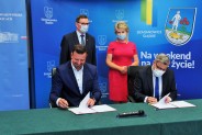 Moment podpisania umów. Od lewej siedzą: Prezydent Siemianowic Śląskich Rafał Piech i Wojewoda…
