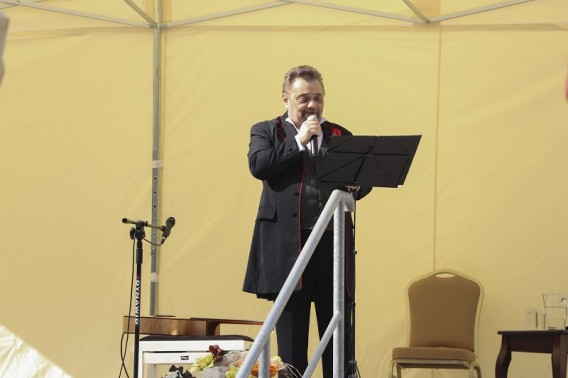 Juliusz Ursyn-Niemcewicz stoi na scenie i odczytuje list z pulpitu. W tle beżowy namiot sceniczny