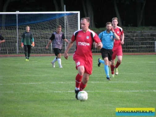 Piłkarze MKS Siemianowiczanki (w czerwonych strojach) udanie zainaugurowali nowe rozgrywki w…