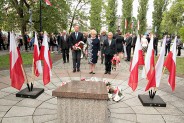 Złożeniem kwiatów na płycie Grobu Nieznanego Żołnierza upamiętniono zakończenie II wojny światowej.