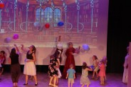 Artyści Teatru Domino na scenie z dziećmi