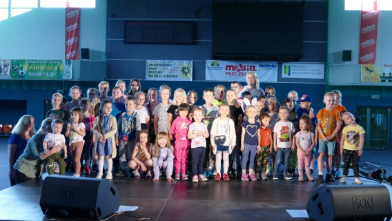 II Zastępca Prezydenta Miasta - Marta Suchanek - Bijak wraz z dziećmi na scenie