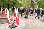 Złożeniem kwiatów na płycie Grobu Nieznanego Żołnierza upamiętniono zakończenie II wojny światowej.