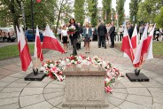 Złożeniem kwiatów na płycie Grobu Nieznanego Żołnierza upamiętniono zakończenie II wojny światowej.