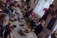 Dzieci na warsztatach ceramiki
