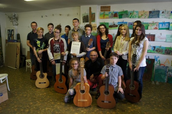 Na zdjęciu znajduje się siemianowicki muzyk, gitarzysta Adam Bul w otoczeniu swoich uczniów,…