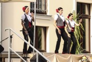 Tancerki flamenco podczas występu w SCK Zameczek - ubrane w białe bluzki, szare kamizelki, czarne…