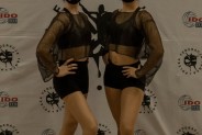 Dwie tancerki cheerleaders w czarnych strojach