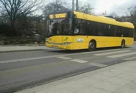 Żółty autobus miejski