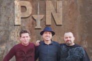 Na zdjęciu trzech mężczyzn stojących obok siebie - członków zespołu bluesowego Black Pin. Nad…