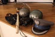 Akcesoria milicji obywatelskiej, hełmy, czapki, pałka