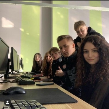 Młodzież przy komputerach