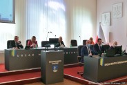 Zarząd miasta Siemianowice Śląskie (za stołem prezydialnym na drugim planie) oraz członkowie…