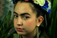 Fotografia nawiązująca do portretu Fridy Kahlo