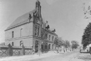 Budynek poczty przy ul. Bytomskiej (obecnie Świerczewskiego) przed rozbudową, ok. 1910.