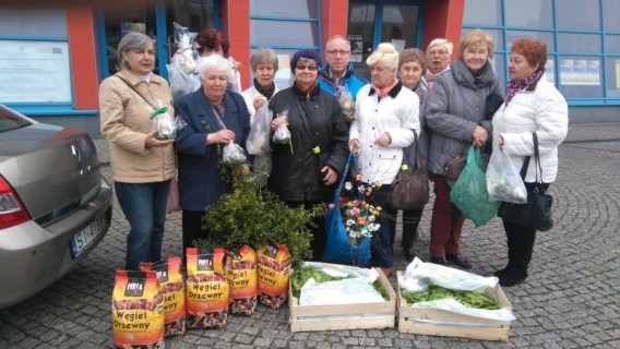 Michałkowiccy seniorzy z radością pomagali w przygotowaniach do śniadania wielkanocnego