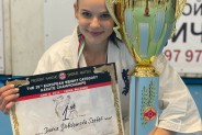 Daria Dobkowska - Szefer z pucharem, dyplomem i medalem za zdobycie I miejsca w Mistrzostwach…