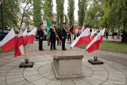 Złożeniem kwiatów na płycie Grobu Nieznanego Żołnierza upamiętniono zakończenie II wojny światowej.