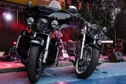 Dwa potężne motocykle, stojące na scenie amfiteatru w charakterze dekoracji podczas Pikniku Country