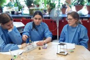 Uczniowie Śniadeka w trakcie zajęć laboratoryjnych w katowickim Pałacu Młodzieży