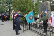 Poczet sztandarowy Straży Miejskiej składa hołd przed Pomnikiem Obrońców Kopalni „Michał”