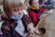 Dzieci na warsztatach ceramiki