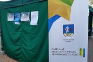Tablica z herbem Patronat Prezydenta Miasta  Siemianowice Śląskie oraz niebieski plakat z…