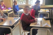 Adrian Pawlak w szkolnej ławie oczekiwanie na rozdanie kart pracy
