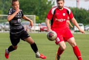 Zawodnik MKS Siemianowiczanki (w czerwonym stroju) walczy o piłkę z zawodnikami rezerw GKS Katowice