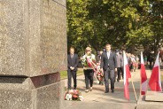 Danuta Sobczyk wraz z delegacją przedstawicieli Prawa i Sprawiedliwości składa kwiaty przed…