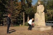 Danuta Sobczyk z delegacją przedstawicieli Prawa i Sprawiedliwości składa kwiaty przed Pomnikiem…