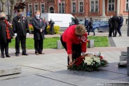 Delegacja radnych PiS pod przewodnictwem radnej Danuty Sobczyk składa wiązankę kwiatów przy…