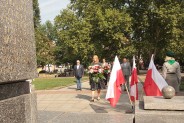 Agnieszka Gładysz składa kwiaty z okazji 100. rocznicy wybuchu II Powstania Śląskiego.