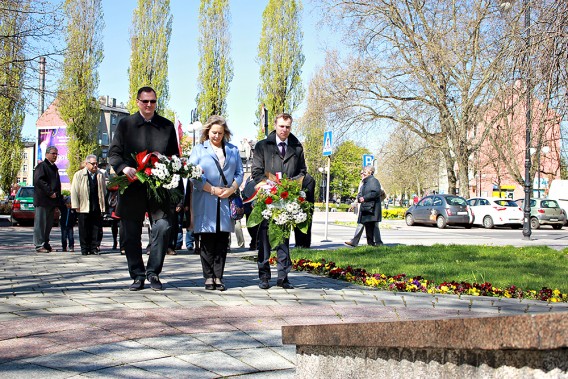 Złożenie kwiatów przy pomniku Nieznanego Żołnierza w Siemianowicach Śląskich z okazji Święta 1 Maja