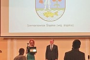 Sekretarz miasta odbiera wyróżnienie dla Siemianowic Śląskich.