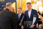 Krzysztof Rycman odbiera gratulacje oraz statuetkę im. prof. Wiktora Zina.