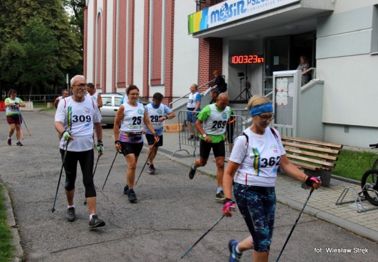 Zawodnicy startujący w imprezie rekreacyjnej „Wtorki Biegowe Maratonie na Raty” ruszają na trasę.