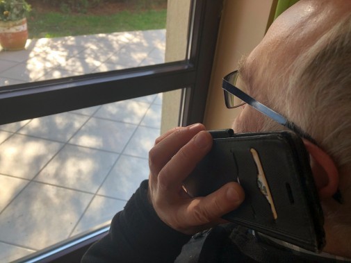 Samotny starszy człowiek rozmawia przez telefon