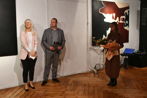 Zdjęcie z otwarcia wystawy, od lewej: Małgorzata Pichen z Wydziału Kultury i Sportu UM, Dyrektor…