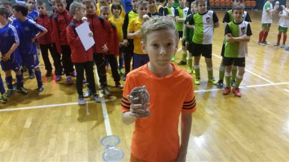 Na zdjęciu Franek Malinowski w trzyma statuetkę za najlepszego zawodnika turnieju piłki nożnej.