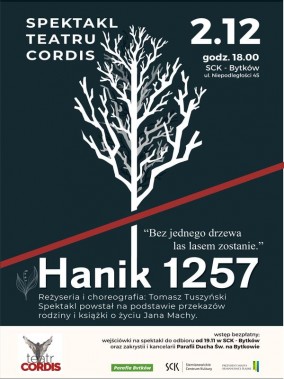 Na ciemnym tle białe drzewo i wyrastający z niego tytuł spektaklu - Hanik 1257. Ponadto…