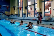 Zajęcia sportowe organizowane na basenie - aqua cycling (rowerki w wodzie).
