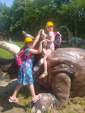 Dziewczynki bawią się przy dinozaurach przy Stawie Rzęsa