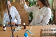 Doświadczenia chemiczne wykonywane przez uczniów II LO im. Jana Matejki na zajęciach z chemii  w…