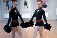 Dwie tancerki cheerleaders podczas wykonywania układu tanecznego