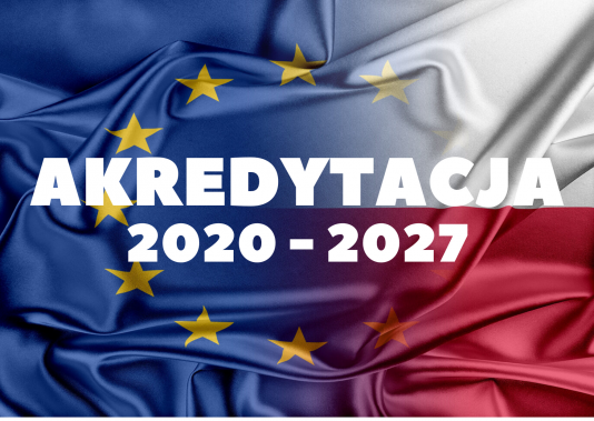 Kompozycja: polska i unijna flaga z napisem "Akredytacja 2020-2027"