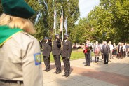 Strażacy z siemianowickiej jednostki Państwowej Straży Pożarnej składają kwiaty przed Pomnikiem…