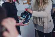 Przekazanie butów podopiecznemu siemianowickiej placówki opiekuńczo-wychowawczej.